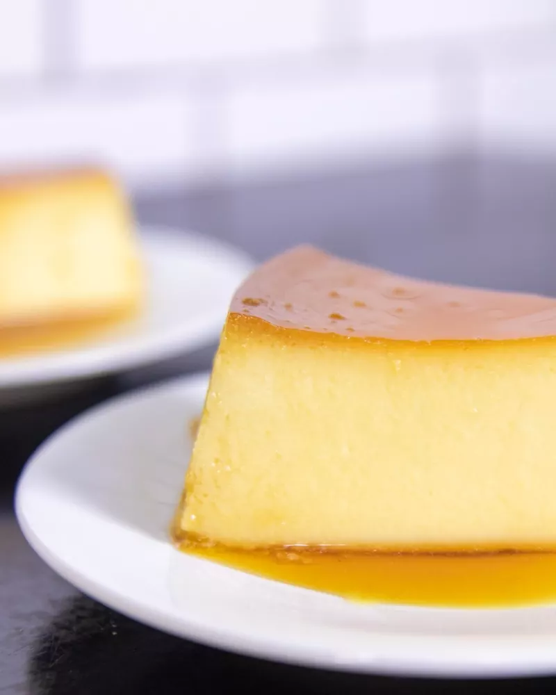 Porción de flan con caramelo