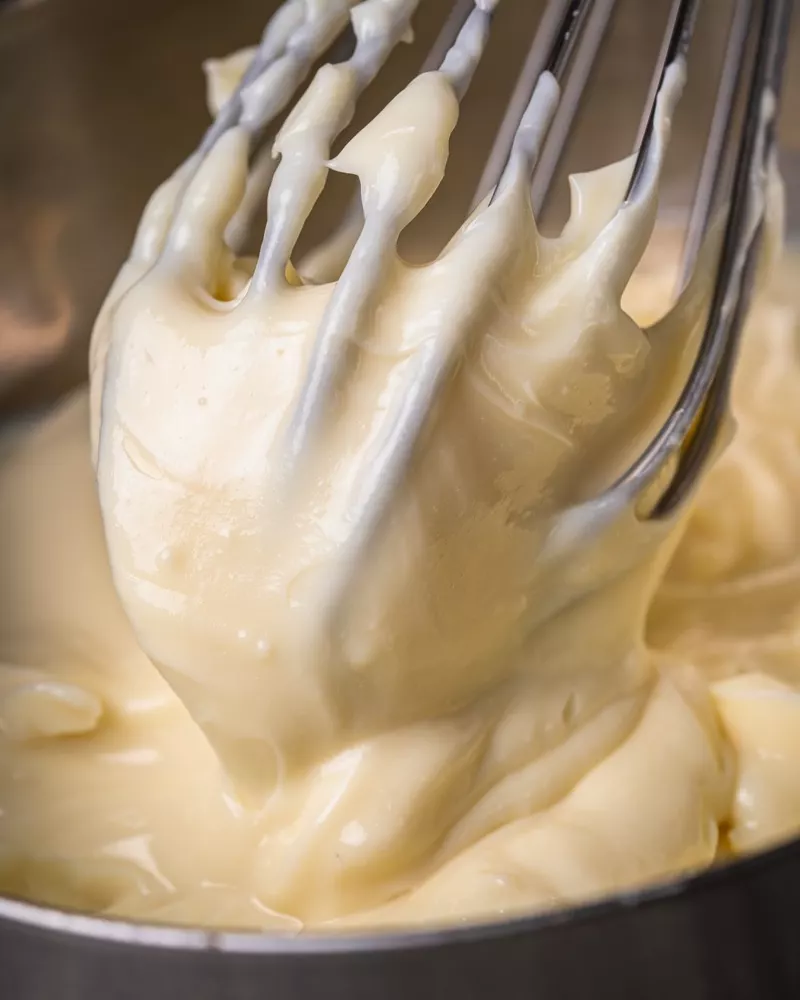 Crema batiéndose en un bol