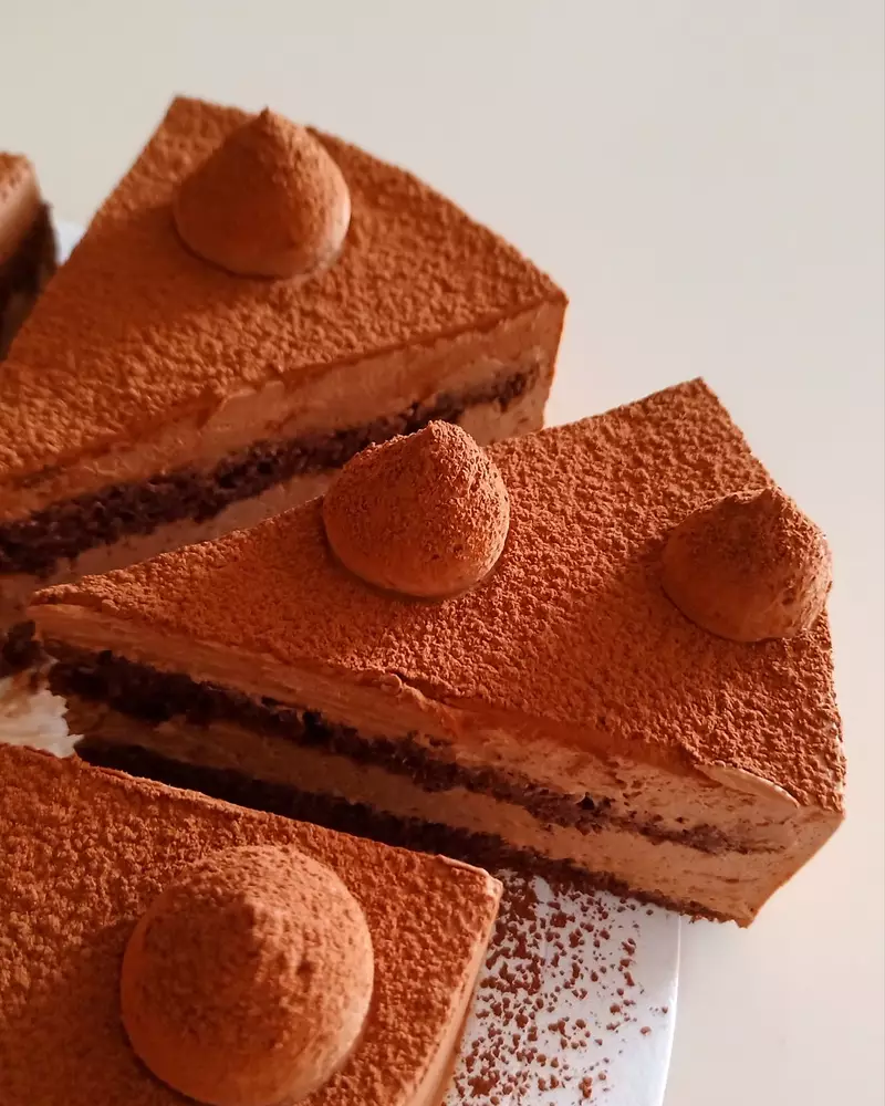 Porciones de torta mousse de chocolate