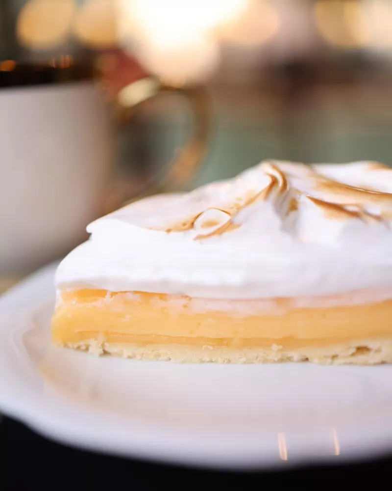 Porción de lemon pie con merengue